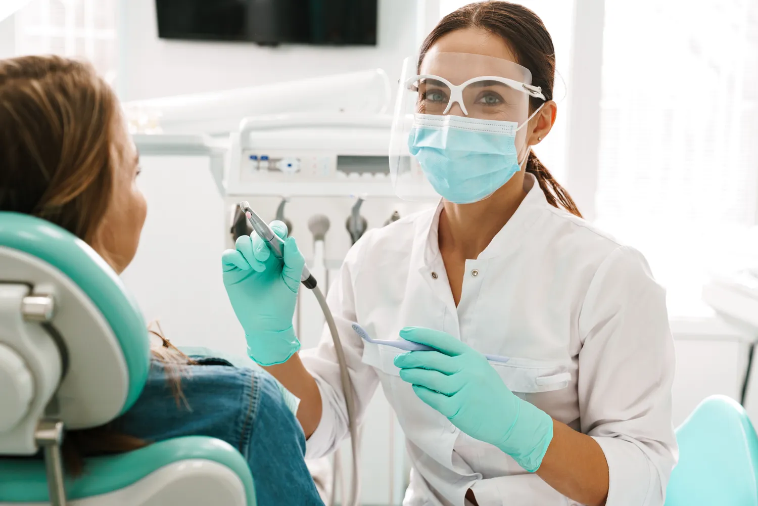 Co dentysta wkłada do zęba po usunięciu?