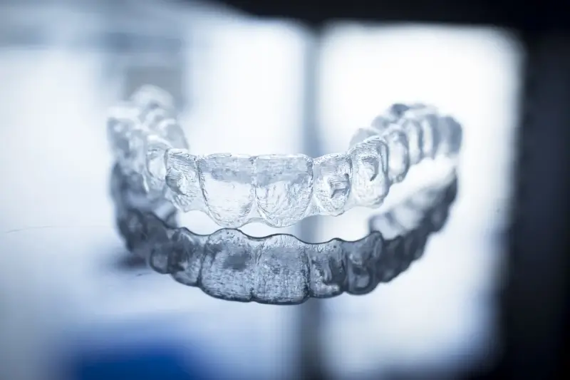 Czy leczenie Invisalign boli?