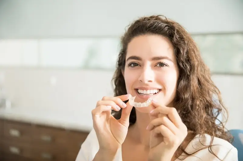 Czy noszenie nakładek Invisalign boli?